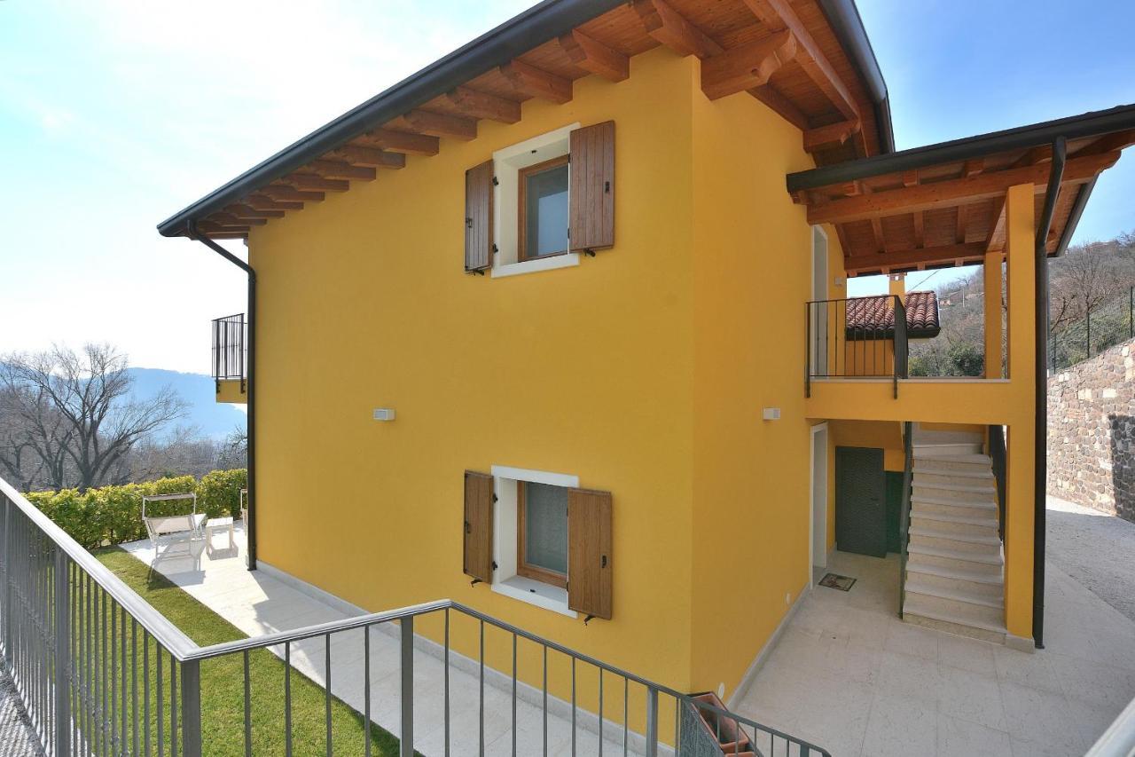 Red Apartment In Marciaga Di Costermano Exterior photo